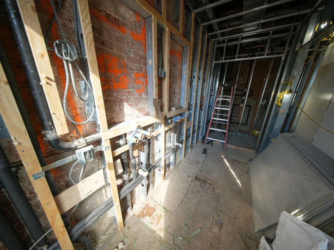 Chantier de rénovation, gaines et câbles apparents avant fermeture des cloisons